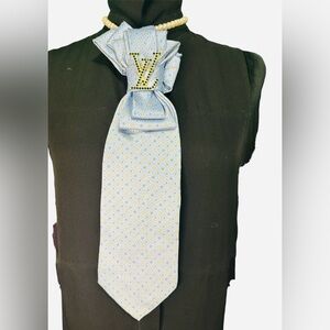 Elegant Blue Necktie with Green/Yellow Polkadots featuring Fashion Brooch